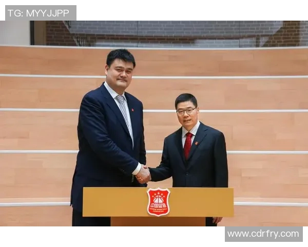 姚明踏上美国篮球之路开启中美体育交流新篇章